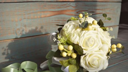 Ramo de novia de flores artificiales: pros y contras de la composición, opciones para su creación.