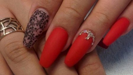 Ontwerp van rode manicure voor lange nagels