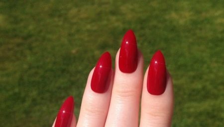 Design delle unghie rosse dalla forma affilata