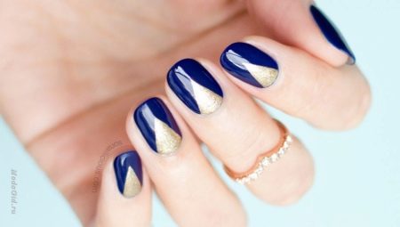 Blauw manicure-ontwerp met goud