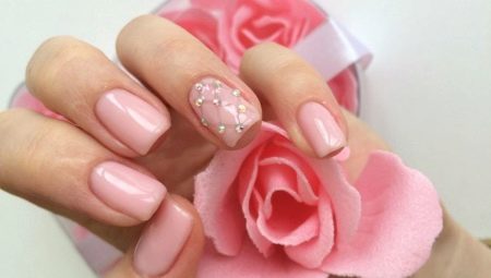 Ideeën voor het maken van stijlvolle roze manicure
