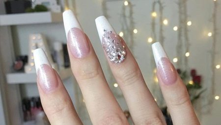 Mga ideya para sa paglikha ng isang puting glitter manicure