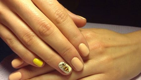 Pomysły na manicure z jasnymi pszczołami