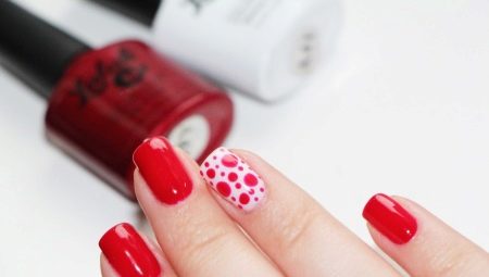 Pilihan reka bentuk yang menarik dan luar biasa untuk manicure merah