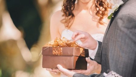 What gifts to present to guests at a wedding from the newlyweds?