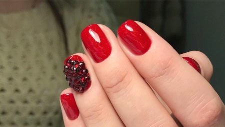 Mooie ideeën voor rode manicure met strass-steentjes