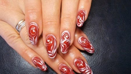Rode manicure met een patroon: kenmerken en ontwerpvoorbeelden