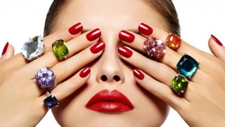 Manicure rossa: idee alla moda e una varietà di tecniche