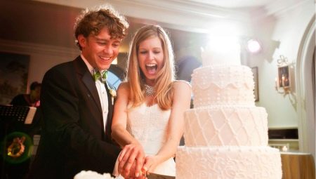 Cremefarbene Hochzeitstorte: schöne Gestaltungsmöglichkeiten und Tipps zur Auswahl