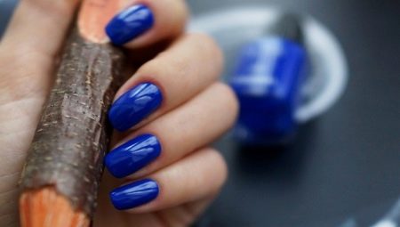 Manicure dalam warna biru: idea reka bentuk dan trend fesyen