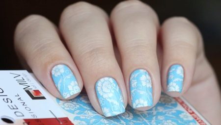 Idee alla moda per combinare i colori blu e bianco nella manicure
