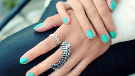 Mga uso sa fashion sa turquoise manicure