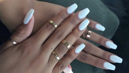 Niezwykły biały manicure na długie i krótkie paznokcie