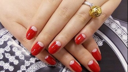 Pinalamutian namin ang isang magandang red moon manicure
