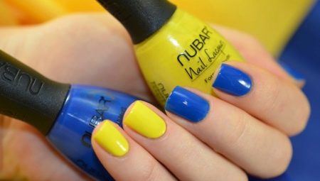 Opzioni di manicure blu e gialle