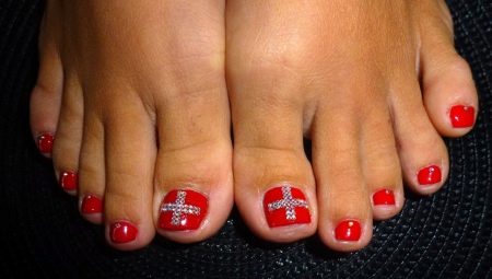 Features of creating a red pedicure with rhinestones
