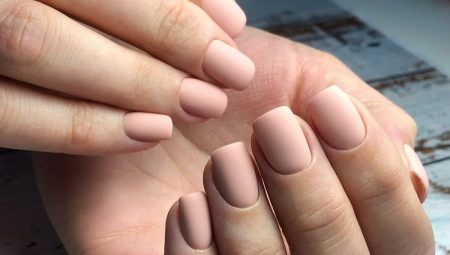 Geheimen van de perfecte beige matte manicure