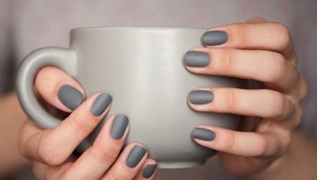 Manicura gris: tendencias actuales y recomendaciones de estilistas.