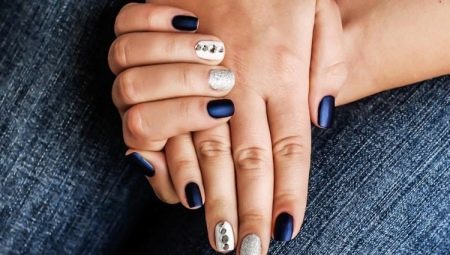 Manicure blu con argento