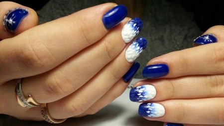 Stijlvolle witte en blauwe manicure