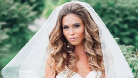 Bröllopsfrisyrer med slöja för långt hår: en mängd olika alternativ och exempel på deras genomförande