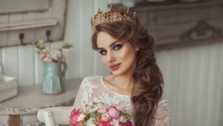 Bröllopsfrisyrer med en krona: hur man skickligt plockar och bär?