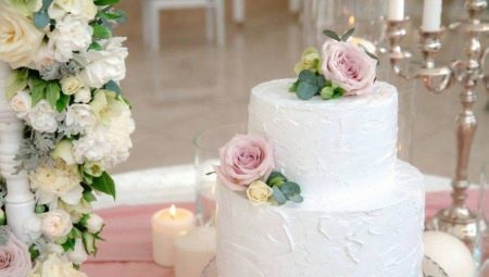 เค้กแต่งงานด้วยดอกไม้สด: คุณสมบัติและตัวเลือก