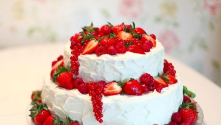 كعكة الزفاف مع التوت: اختلافات في تصميم الحلوى وأمثلة جميلة