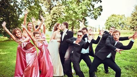 Приятели танцуват на сватба - оригинален подарък за младоженци
