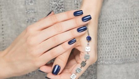 Ciemnoniebieski manicure: trendy w modzie i piękne kombinacje