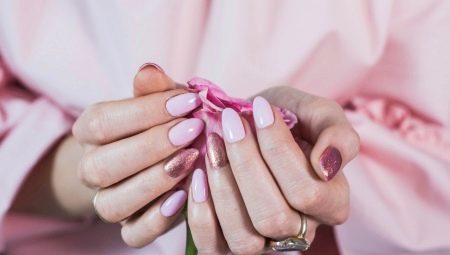 Suptilnosti odabira manikure za ružičastu haljinu