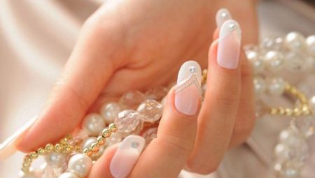 Perlų manikiūras: dizaino galimybės ir mados idėjos