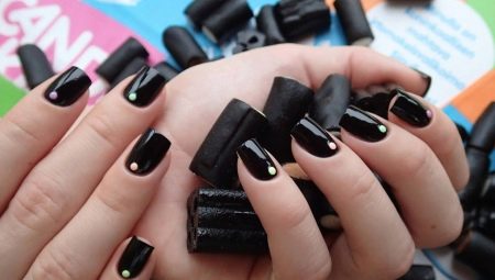 Black gel polish: mga kumbinasyon sa iba pang mga shade at application sa manicure