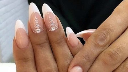 Manicura francesa en uñas en forma de almendra.