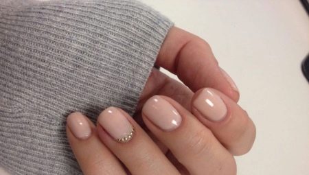 Idee di design per manicure con smalto gel beige