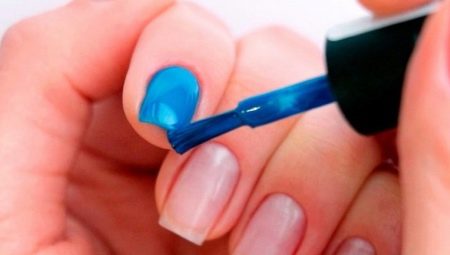 Comment sceller le bout de l'ongle avec du vernis gel ?