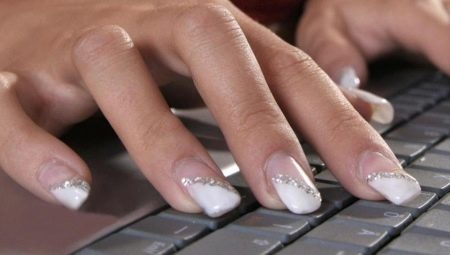 Vacker design av vita förlängda naglar