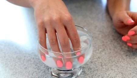Peut-on se mouiller les ongles après le vernis gel et pourquoi y a-t-il des restrictions ?