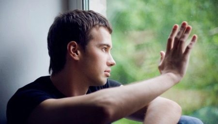 Az introvertált férfi jellemzői és viselkedése a kapcsolatokban
