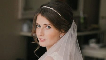 Penteados de casamento com tiara e véu