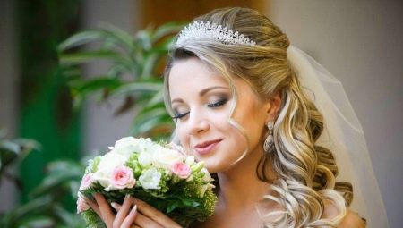 Gaya rambut pernikahan dengan diadem: opsi gaya untuk perayaan dan cara melakukannya