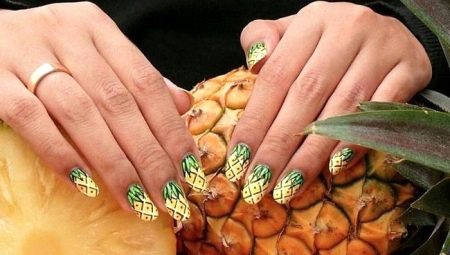 Bright and stylish solutions for decorating a manicure with pineapples