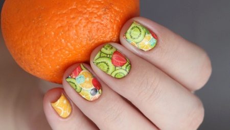Manicure com temática comestível de frutas a morangos