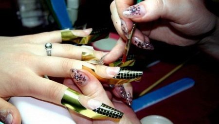 Selection and technology of application of forms for nail extension