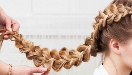Bagaimana cara menenun dua kepang Prancis dan mengaturnya dalam gaya rambut?