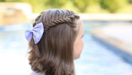 Wählen Sie eine Frisur für die Schule für ein Mädchen mit kurzen Haaren