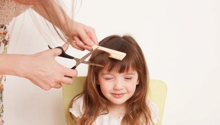 Come tagliare la frangia di un bambino?