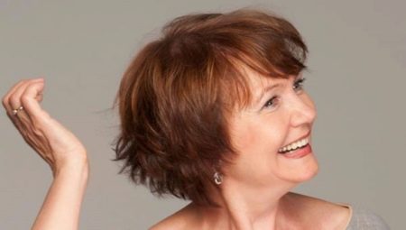 Rövid frizurák formázás nélkül 60 év feletti nők számára