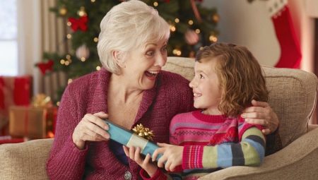 Što pokloniti starijim osobama za Novu godinu?