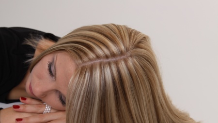 Funktioner af at fremhæve på mørkt blondt hår og valget af passende farver